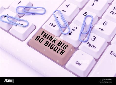 Leyenda De Texto Que Presenta Think Big Do Bigger Enfoque Empresarial