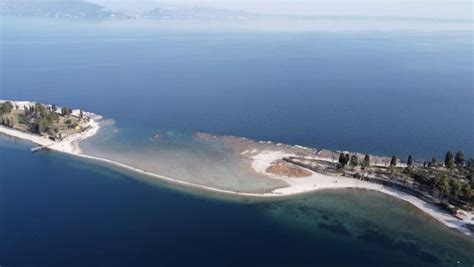 Il lago più grande d Italia non ha mai avuto così poca acqua negli