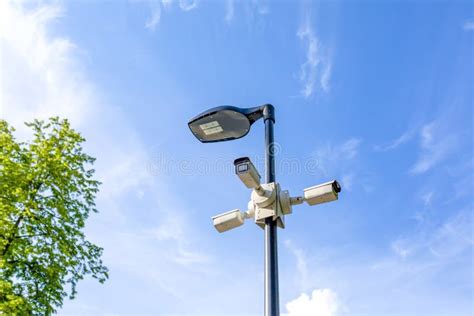 Farolas Modernas Y 3 Cámaras De Vigilancia Instaladas En Diferentes