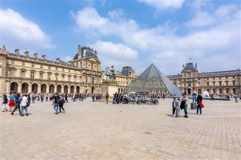 Museu Do Louvre E Pir Mide Paris Fran A Fotografia Editorial Imagem