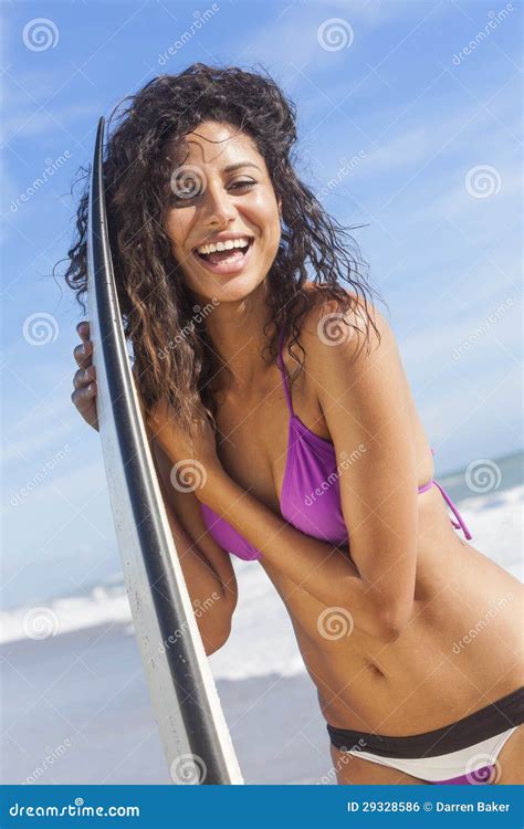 Persona Que Practica Surf De La Muchacha De La Mujer Del Bikini Y Playa Hermosas De La Tabla