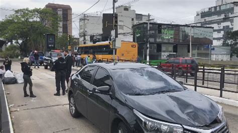 Idoso morre após ser atropelado em corredor de ônibus por viatura da