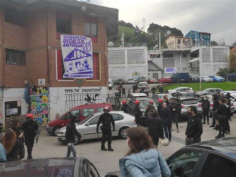 Fotos Protesta Contra El Desalojo De Unos Okupas En Santurtzi El Correo