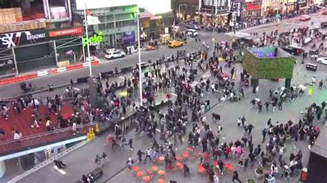 Manhole Explosion In New Yorks Times Square Sends Crowd In Terrified