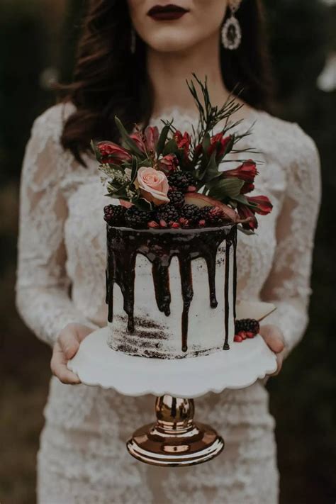 Naked And Semi Naked Wedding Cakes We Love Romantic Wedding Cake