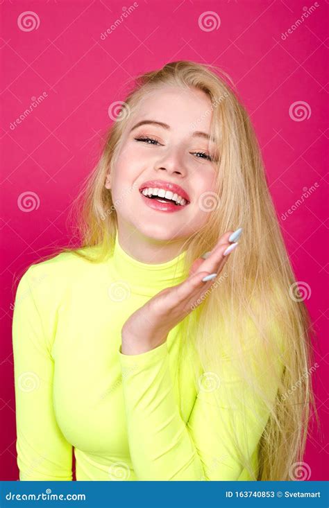 Portrait De La Mode Blonde Riant La Mannequin Souriante Jeune Femme Face Isolée Sur Un Rose