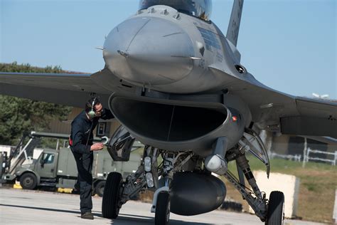 Comin In Hot F Fighting Falcons Receive Hot Pit Refueling U S Air Forces In Europe