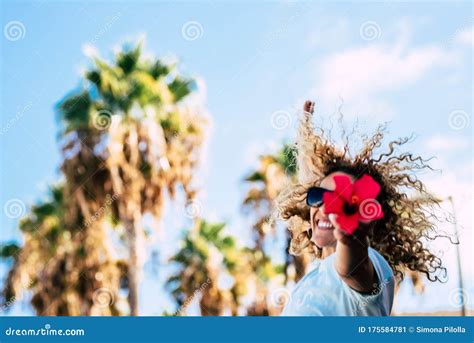 La Femme Du Caucase Libre Heureuse Et S Amusent Image Stock Image Du