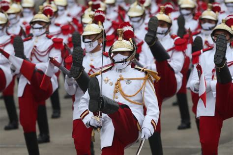 Desfile Militar Por El Bicentenario Del Per El Men