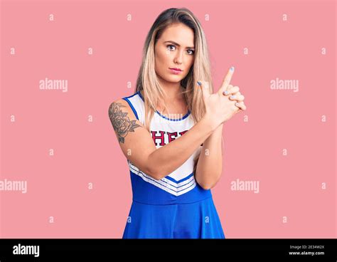 Jeune Belle Femme Blonde Portant Un Uniforme De Meneur Tenant Un Pistolet Symbolique Avec Un