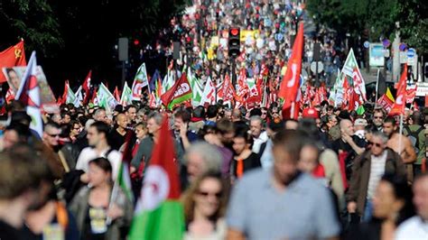 Decenas De Miles De Personas Marchan En Par S Contra El Tratado De