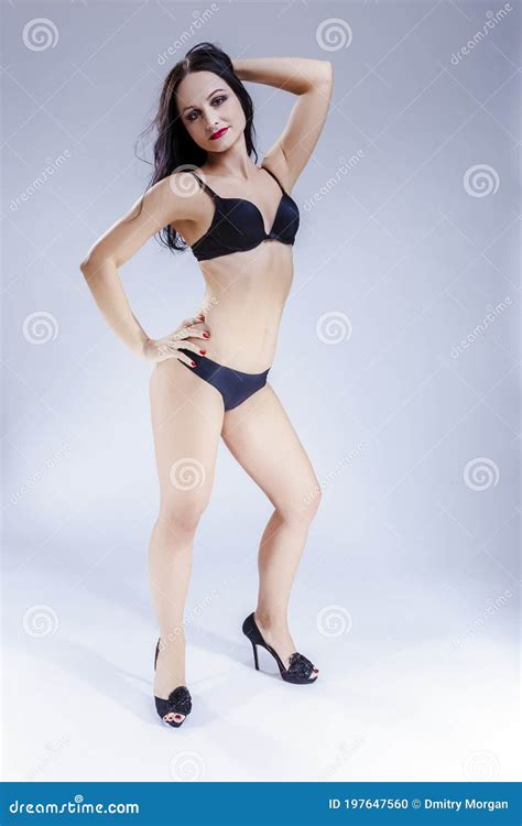 Retrato Comprido De Uma Madura Sensual Da Caucasiana Em Lingerie Preta Posando Contra Fundo