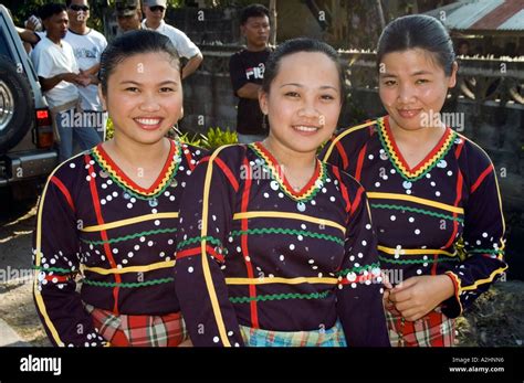 Las Niñas Pertenecientes A La Etnia Bilaan Tribu De Tampakan Isla De