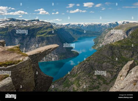 Trolltunga Troll la lengua del rock Noruega Fotografía de stock Alamy