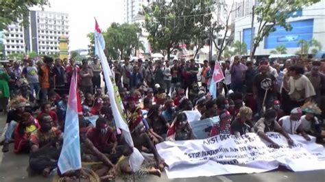 Mahasiswa Papua Demo Kibarkan Bendera Bintang Kejora Dan Pakai Koteka