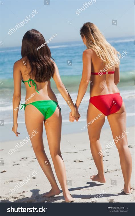 Gorgeous Brunette Blonde Walking Holding Hands Foto Stock 152448119