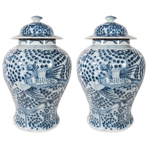 Paire De Grands Vases Anciens En Porcelaine De Chine En Bleu Et Blanc