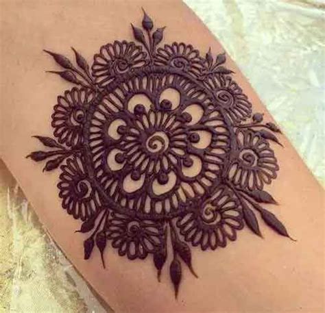 Simple Gol Tikka Mehndi Designs For Hands