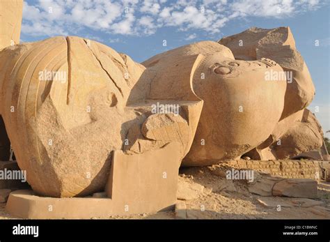 Caído enormes estatuas de Ramses II en el Ramesseum en Tebas Egipto