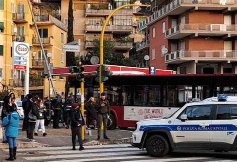 Paura A Roma Bus Atac Si Schianta Contro Un Palo Forse Un Malore Foto