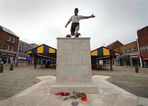 Flowers laid on 63rd anniversary of Duncan Edwards' death | Express & Star