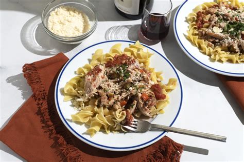 Hearty Chicken Ragout With Buttered Noodles Recette Magazine