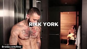 Tíos entintados Jaxton Wheeler con Rikk York se follan en la sala de vapor Bromo XVIDEOS