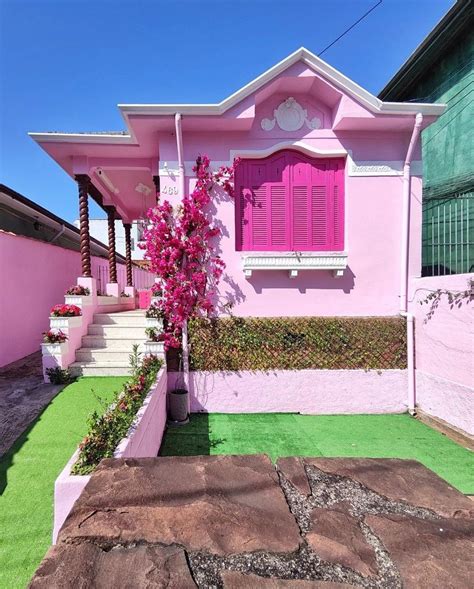 Casa Cor De Rosa Indaiatuba - Pink House with Green Grass and Flowers | Casa cor de rosa, Quarto rosa ...