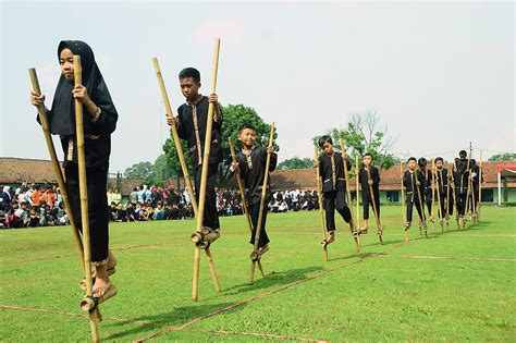 Permainan Egrang Bambu Dolanan Tradisional Anak Indonesia