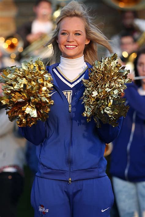 Cheerleader Of The Week Sports Illustrated Cheerleading Cute Cheerleaders Blonde Women