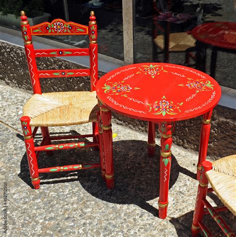 Silla Y Mesa Andaluza Tradicional Pintada De Rojo Y Decorada Con Flores