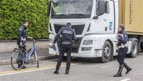 Ciclista Investito E Ucciso Da Un Tir Alla Comasina Aveva Anni