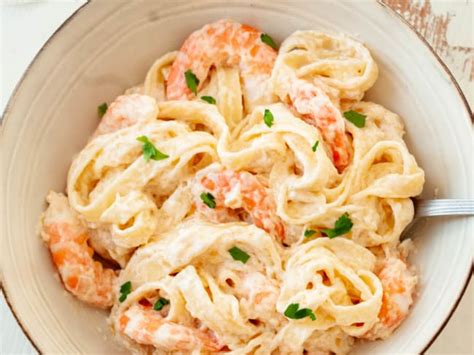 Pâtes aux crevettes et sauce Alfredo au Parmesan et à l ail recette