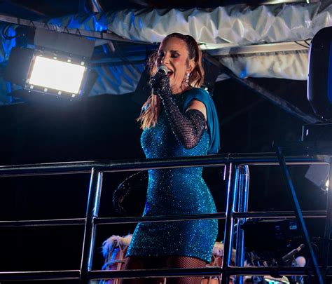 Em cima do trio Ivete Sangalo dá bronca em mulher que criticou sua