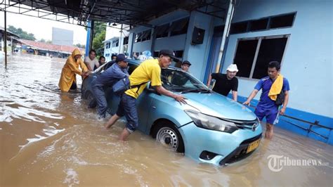 8 Cara Mengatasi Mobil Mogok Gara Gara Banjir Jangan Nyalakan Mesin