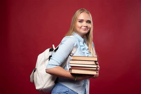 Mulher Loira Estudante Segurando Uma Pilha De Livros E Parece Positiva