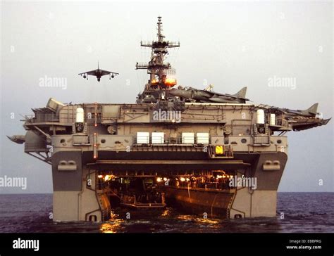 USS ESSEX (LHD 2), at sea - An AV-8B Harrier conducts a vertical Stock Photo: 75862068 - Alamy