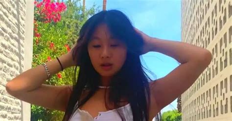 Jade Hallyday En Bikini Les Internautes Laccusent Davoir Refait Sa Poitrine