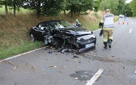 Unfall in Dabringhausen Jaguar fährt gegen Baum