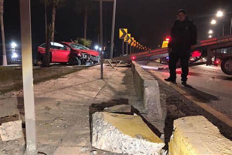 Se Salva De Milagro Conductor Sobrevive A Aparatosa Volcadura En La Carretera Saltillo Monterrey