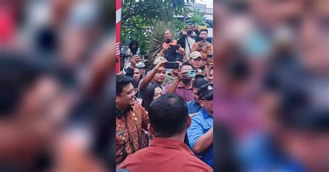 Ratusan Buruh Gelar Aksi Damai Di Kantor Wali Kota Medan Bobby