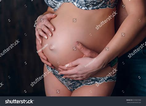 Man Embracing Pregnant Naked Belly His Foto Stock 572501998 Shutterstock