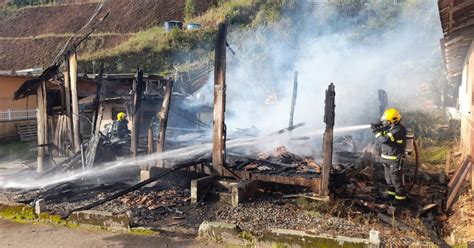 Casa de madeira é totalmente destruída por incêndio no bairro Santa Luzia