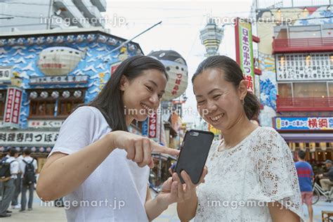 新世界を観光する日本人女性の写真素材 [129303256] イメージマート