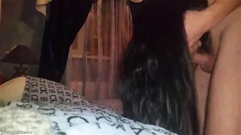 Brunette Enfile La Lingerie Et Les Bas Nylon Pour La Baise