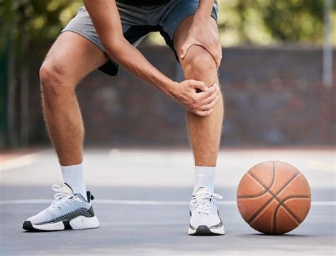 Basquetebol De Dor E Homem Les O No Joelho Em P Na Quadra Ao Ar