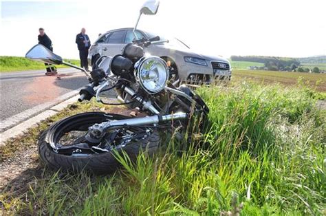 Beim Wenden übersehen Motorradfahrer kollidiert mit Auto