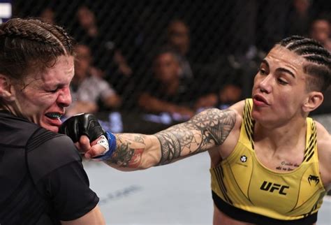 Jéssica Bate Estaca dá show aplica surra em Lauren Murphy no UFC 283