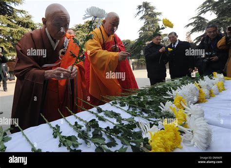 Japanese Monks Hi Res Stock Photography And Images Alamy