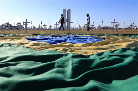 Mil Cruzes Protesto Por Mortos Da Covid Na Esplanada Critica